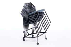 Mit dem Transportwagen können die Stapelstühle schnell transportiert werden